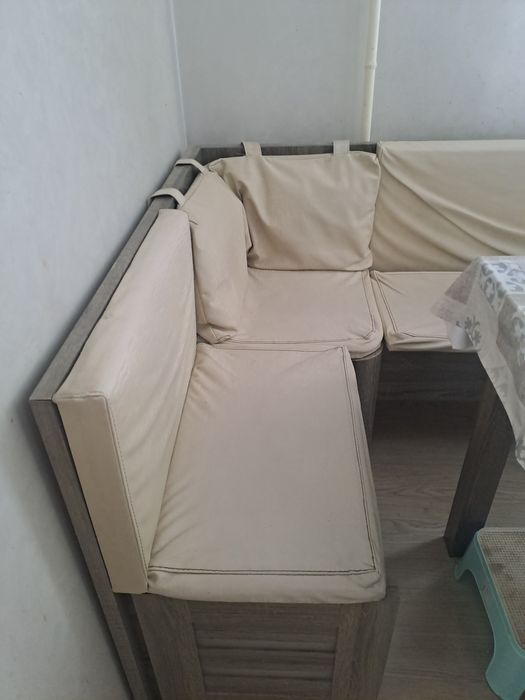 Кухонный уголок с ящиками для  хранения