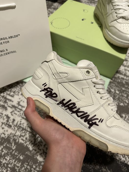 vand sau schimb cu trackuri albe 40-41 stare noua