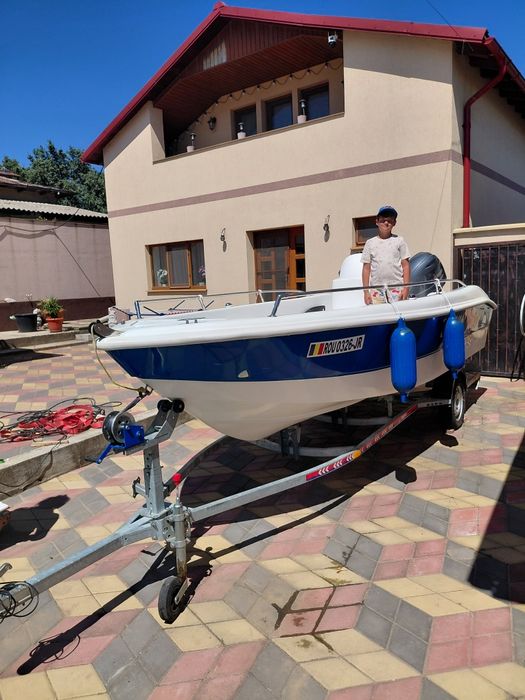 Vând ansamblu format din barcă DELPHIN 5.0 cu motor YAMAHA 60cp an fabricație și punere în funcționare iulie 2024