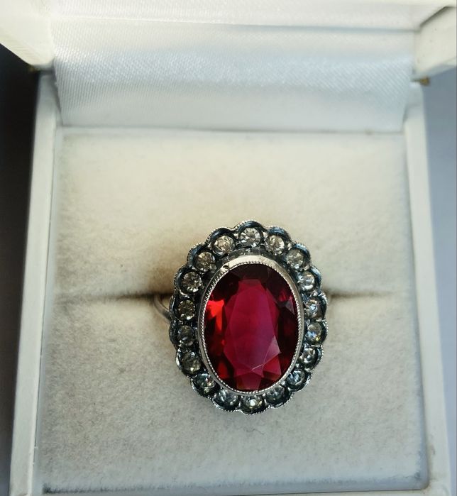 Inel din argint in forma de floare cu pietre