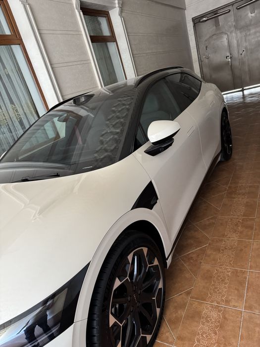 Zeekr 007 gt новый цвет бежево- черный