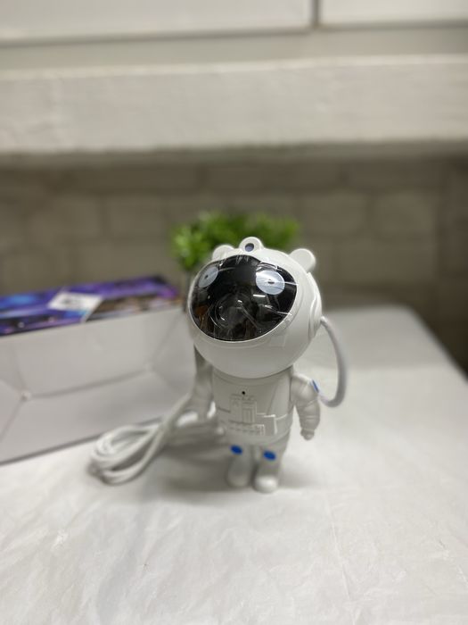Лампа във формата на астронавт – идеална за спалня и детска стая