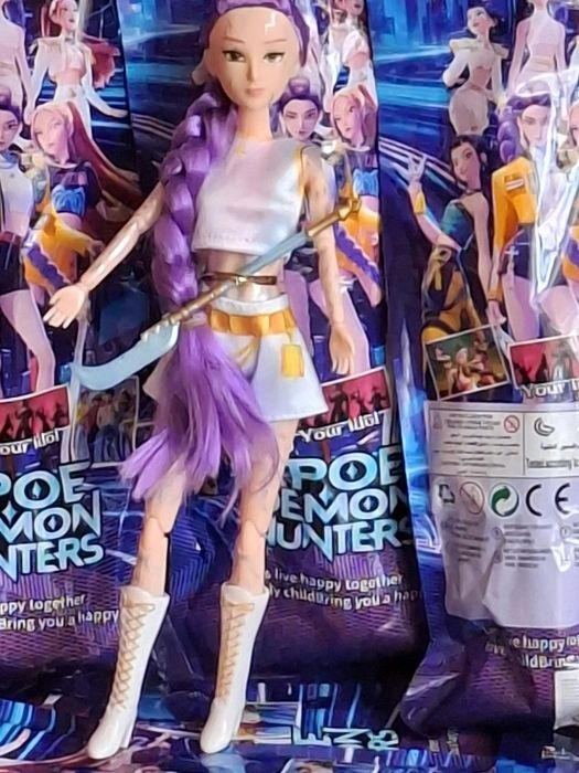 Papusa de colectie Rummy KPop Demon Hunters muzicala nou sigilata