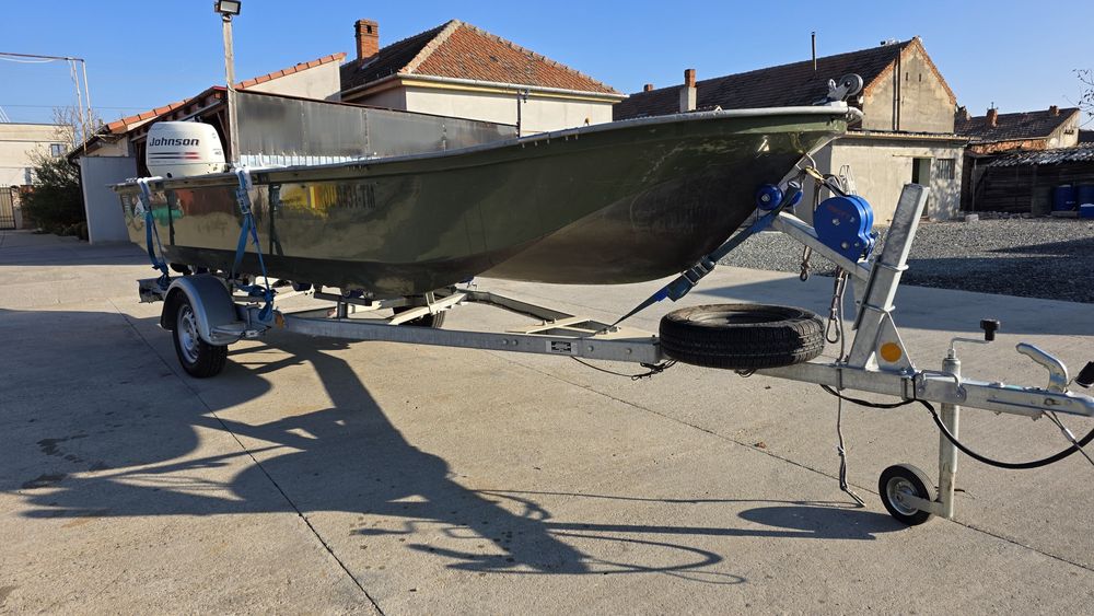 Barcă cu motor și peridoc