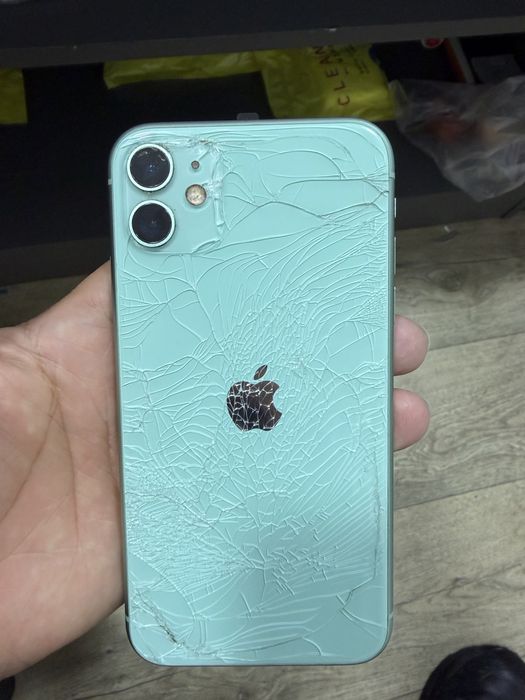 Продам Айфон 11. Кнопка включение не работает.