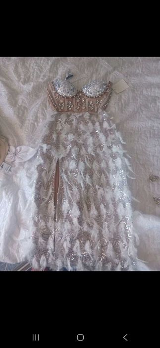 Рокля с пера и камъни