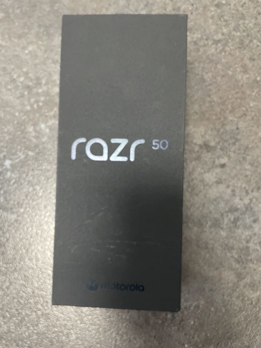 Motorola Razr 50 ca nou