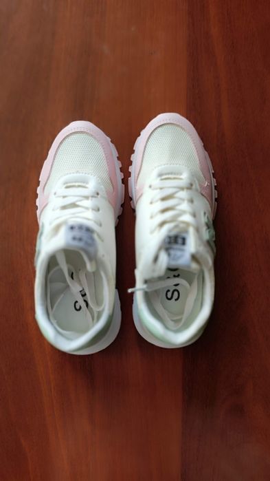 Кроссовки женские новые