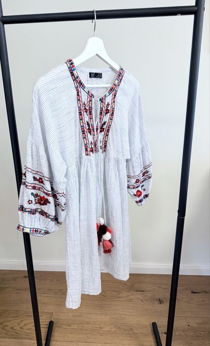 ZARA бродирана рокля