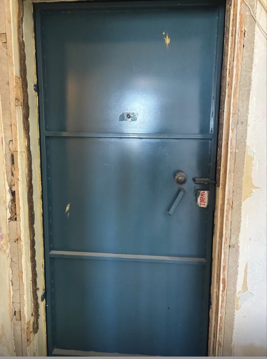 Дверь металлическая в хорошем состоянии