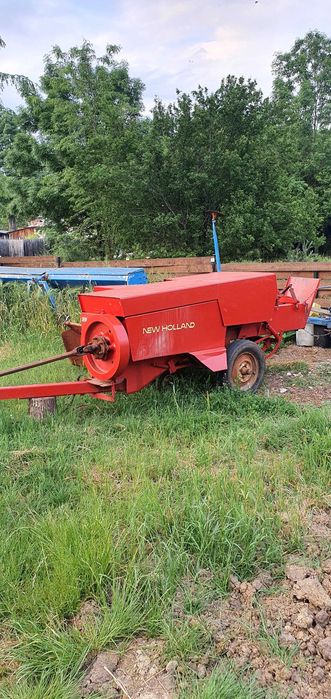 Se vind doua  prese baloti international 422 si new holland265