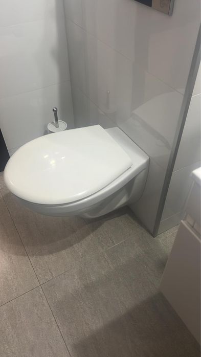 Vand mobilier baie si obiecte sanitare