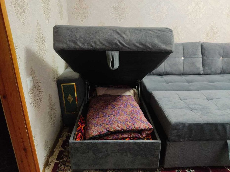 Диван угловой, раскладной в комплекте с сундуком для белья.