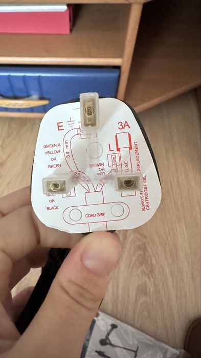 Зарядно за теотинетка (английско)