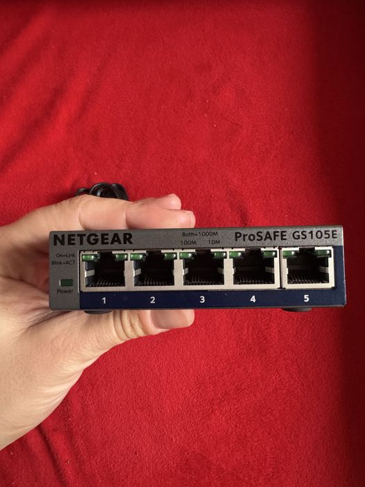 switch de rețea — NETGEAR ProSAFE Plus Switch GS105E.