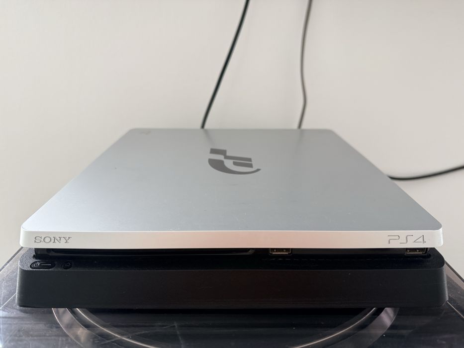 Ps 4 ca nou!!!Garantie!3 console/Volan cu pedale/3 jocuri(Gta5,Gran Tu