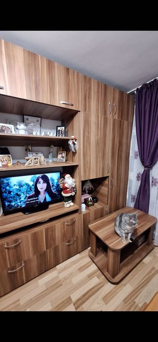 Biblioteca cu spatii de depozitare