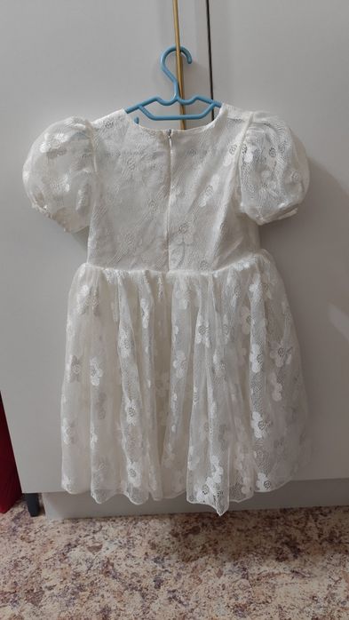 Продам белое платье на 4 года