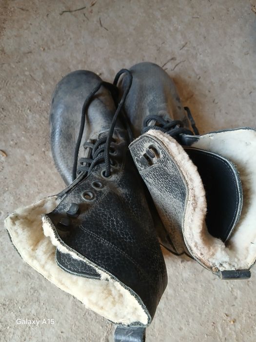 Ботина қысқы, жазғы жұмысқа киген арнайы.