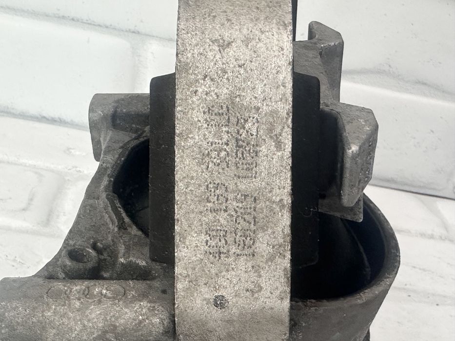 Ляв тампон двигател AUDI A6 A7 4G CRT 272 218 4G0199381LE