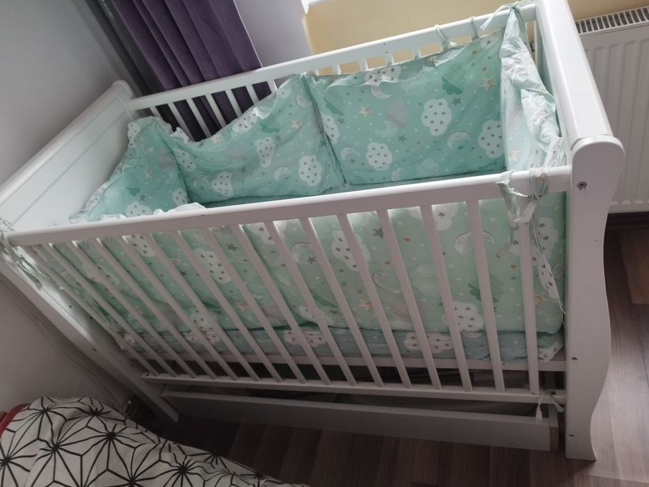 Patuț din lemn bebe cu plasă de țânțari
 C