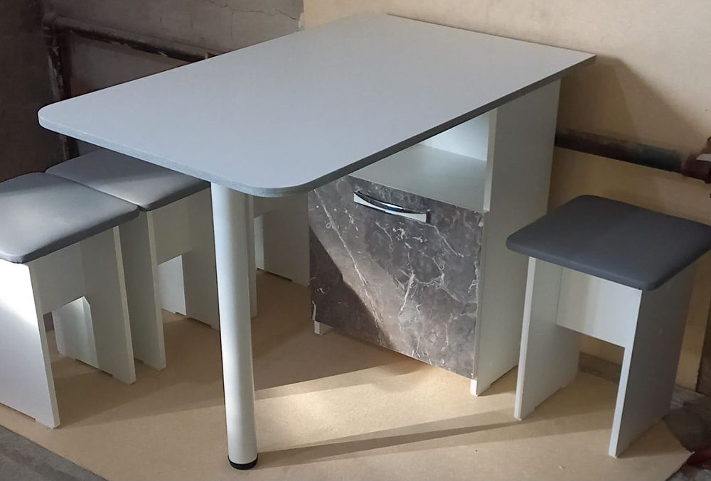 Стол и 4 табуретки