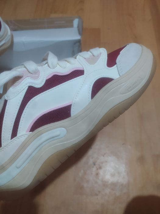 Женские кроссовки