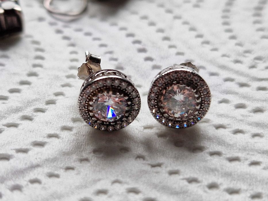 Cercei din argint cu pietre strălucitoare – eleganță rafinată