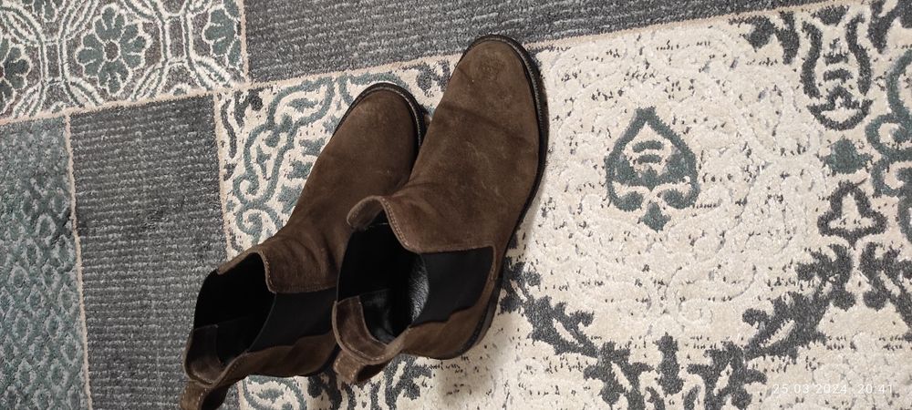 Продам женские ботинки