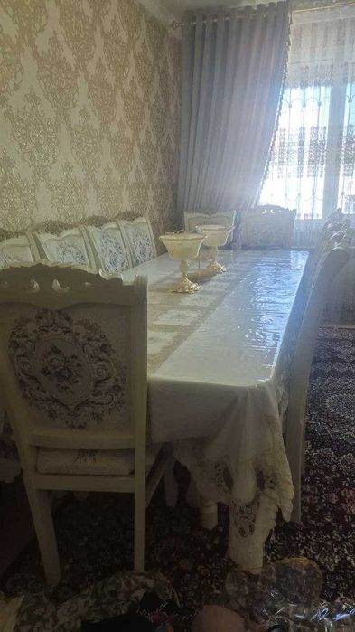 Стол стул для гостинной