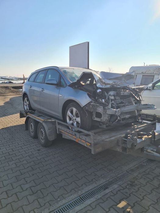 Dezmembram Opel Astra J 2.0 diesel din 2012