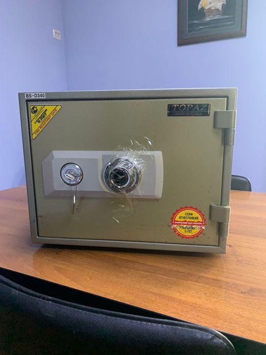 Продам сейф малогабаритный " топаз".