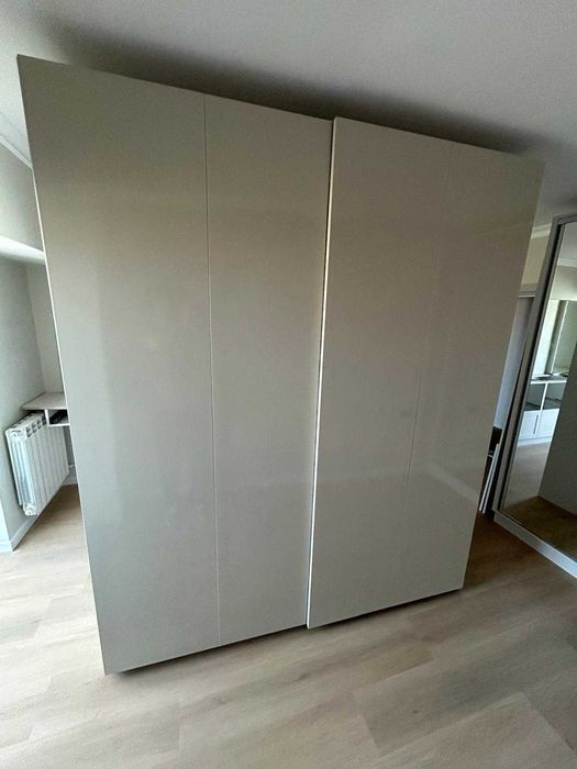 Vand dressing IKEA PAX cu uși glisante HOKKSUND, alb-crem lucios stare buna