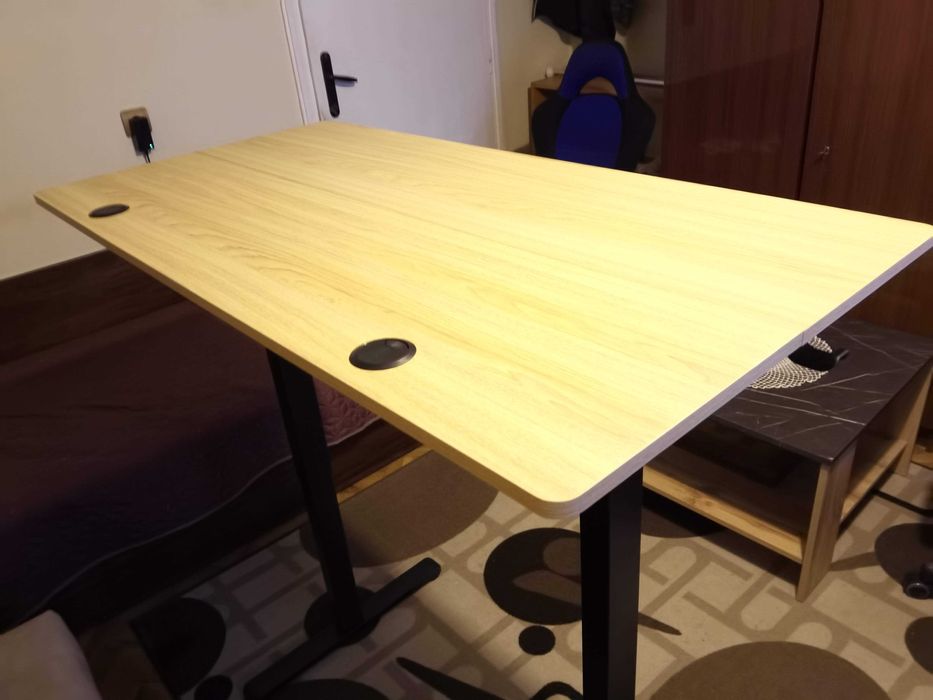 Бюро с регулируема височина Mark Adler Leader 7.0