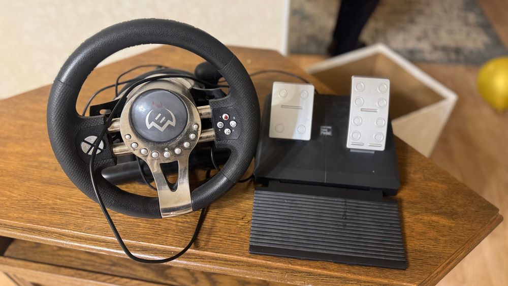 Игровой руль с педалями от компании Logitech.