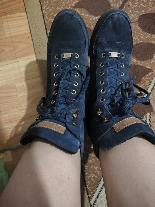 Продаётся весенняя обувь. На вот таком вот сплошном каблуке.