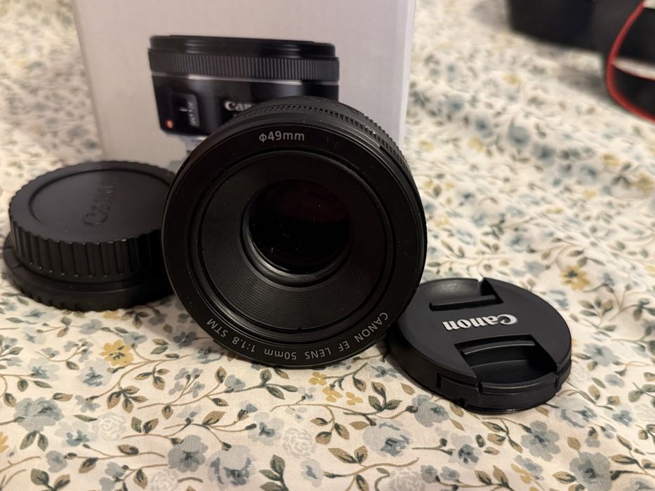 Canon eos 2000d dslr