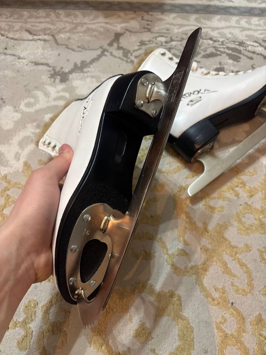 Продам коньки hudora