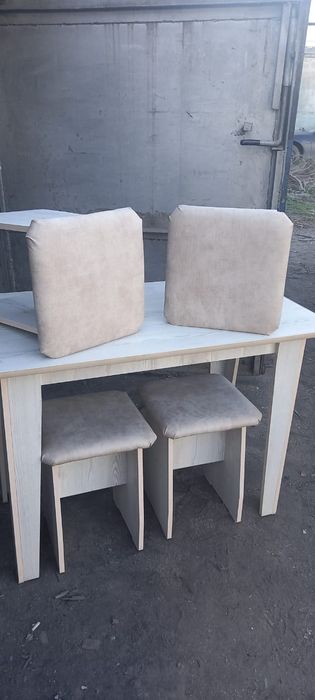 Кухонный стол 4 табурета