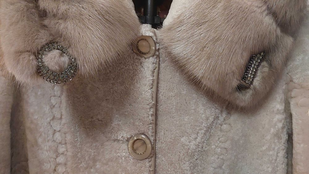 Blana naturala gri, lunga, de mouton, cu detaliu de nurca la gluga