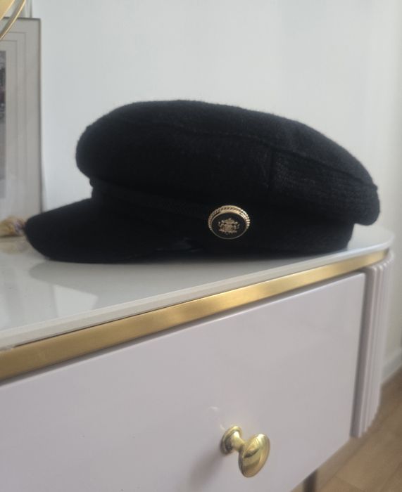 Черна шапка с козирка ZARA