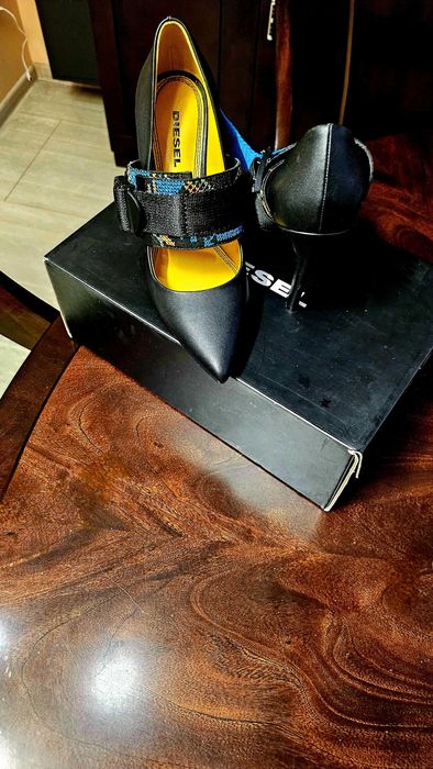 DIESEL дамски черни обувки на ток, с Регулируеми цветни каишки.