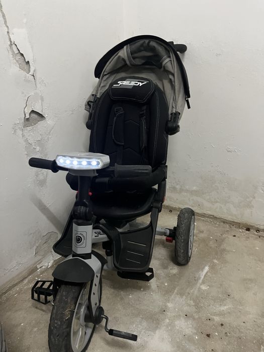 Триколка с въртяща седалка и спускащ се сенник