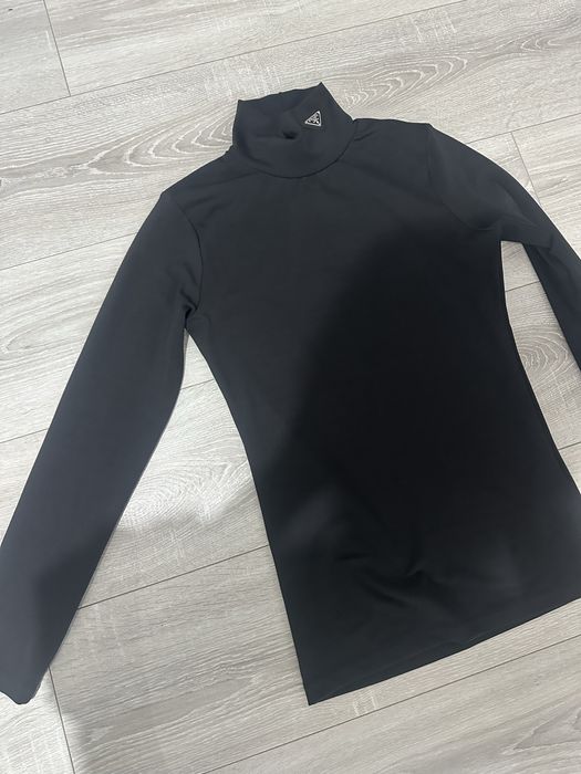Bluză de firmă PRADA, neagră, cu guler înalt și mâneci lungi