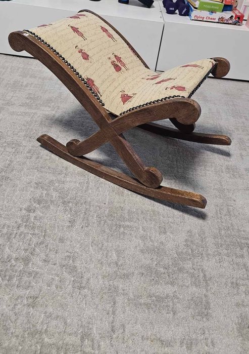 Детски винтидж люлеещ стол 

В описание.Запазен дървен люлеещ стол.
Пр