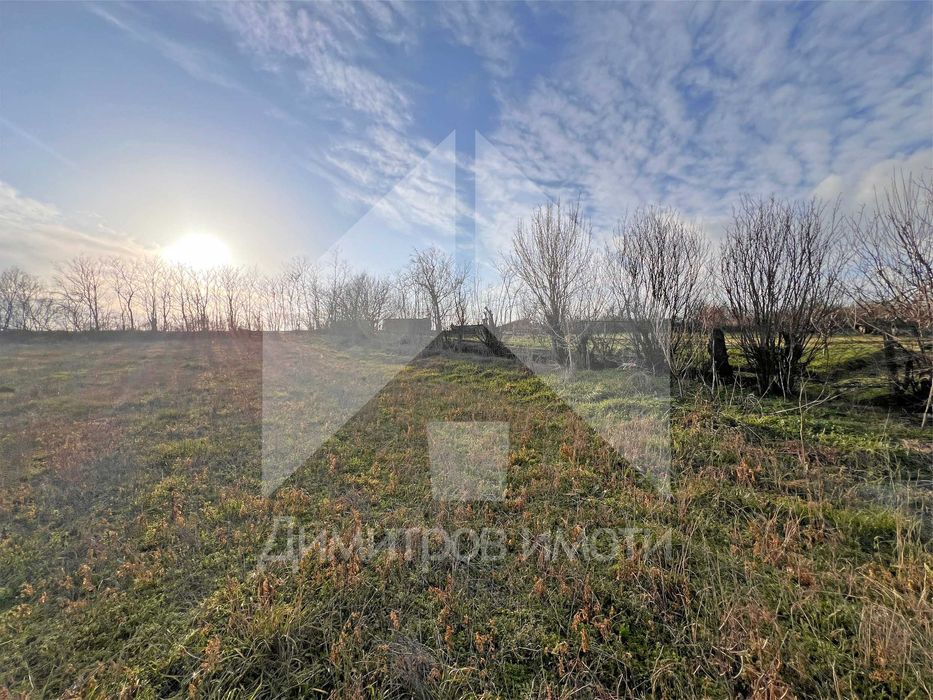 Продава къща с 2 дка двор в с. Караманите, общ Вълчи дол (обл. Варна).