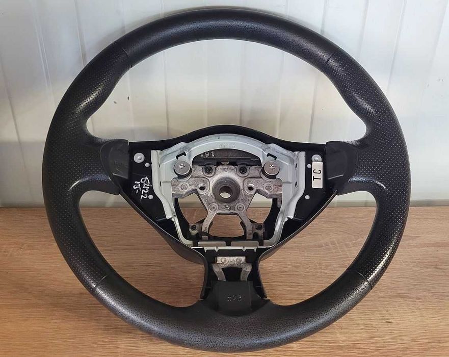 Продавам запазен пластмасов волан за Nissan Juke 2010 - 2020