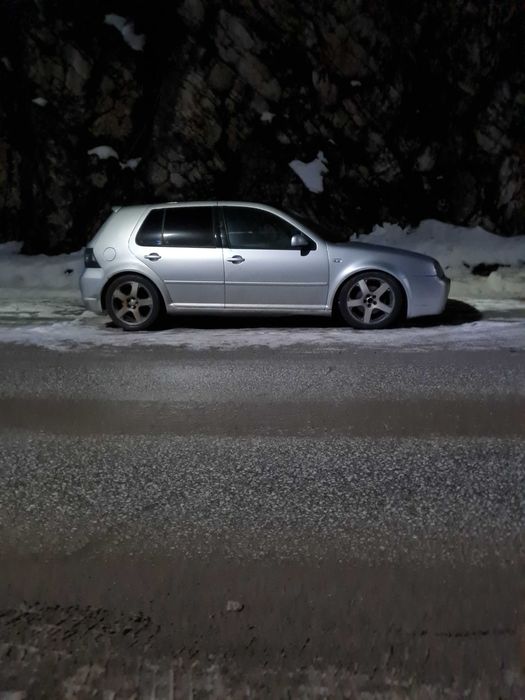 Продавам  Голф 4  арл    колата    не  се   продава   на части