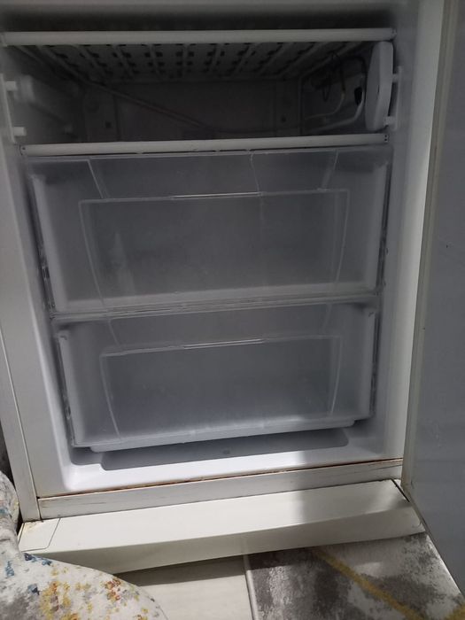 Продам холодильник 
Можно на запчасти
