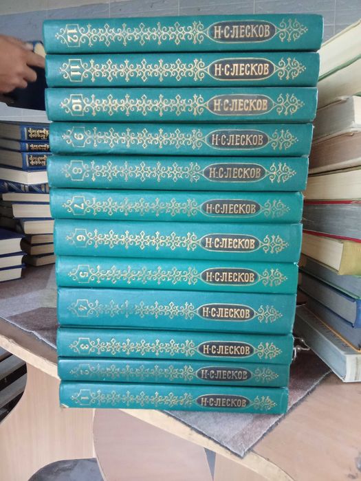 Книги, детская школьная библиотека, современники и классика